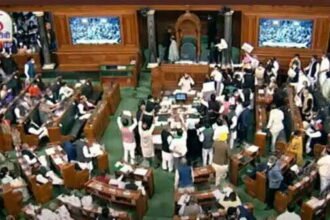 पीएम की अपील बेकार, हंगामे से लोकसभा और राज्यसभा की कार्यवाही स्थगित