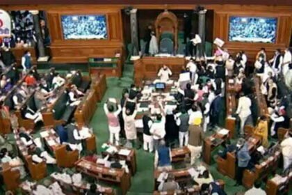 पीएम की अपील बेकार, हंगामे से लोकसभा और राज्यसभा की कार्यवाही स्थगित
