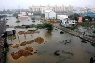 बारिश से बुरा हाल, लोगों का जीना मुहाल, इन राज्यों में भी जमकर बरसेंगे बादल