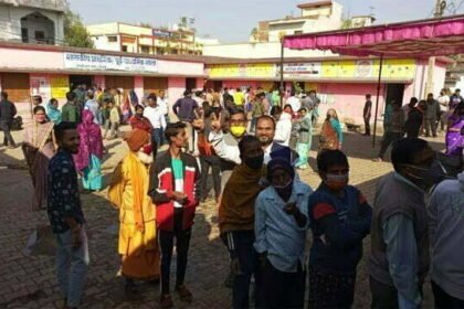 शांतिपूर्ण मतदान के बीच जीत के दावे, मतदाताओं में दिखा उत्साह