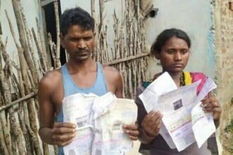 ये कैसा मजाक! खंबे-तार पहुंचे नहीं, आदिवासियों के घर पहुंच गए बिजली बिल