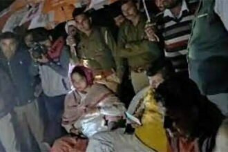 विधायक ने फोड़ी नारियल और धंस गई तीन दिन पहले बनी सड़क