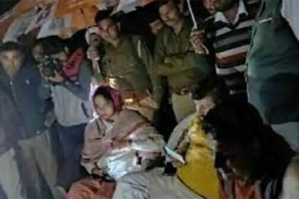 विधायक ने फोड़ी नारियल और धंस गई तीन दिन पहले बनी सड़क