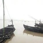 तेज बारिश और हवाओं के बीच समुद्र में डूब गए कई बोट, 10 मछुआरे लापता