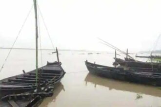 तेज बारिश और हवाओं के बीच समुद्र में डूब गए कई बोट, 10 मछुआरे लापता