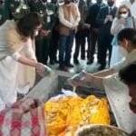 सीडीएस जनरल रावत और उनकी पत्नी पंचतत्व में विलीन, दी गई 17 तोपों की सलामी