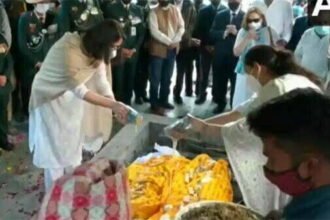 सीडीएस जनरल रावत और उनकी पत्नी पंचतत्व में विलीन, दी गई 17 तोपों की सलामी