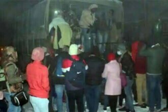 भारी बर्फबारी के बाद सीमा के पास फंसे हजार से ज्यादा पर्यटक, मसीहा बन पहुंची सेना