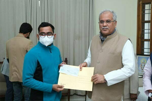 मदद: मुख्यमंत्री बघेल ने दिव्यांग पर्वतारोही चित्रसेन साहू को 12 लाख 60 हजार रूपए की राशि का चेक प्रदान किया