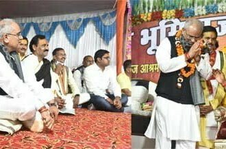 संतों के सम्मान में मुख्यमंत्री मंच पर आसन में नहीं बैठे, संतों ने की विनम्रता की प्रशंसा
