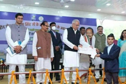 शहीद वीर नारायण सिंह के शहादत दिवस पर किया गया प्रतिभावान छात्र-छात्राओं का सम्मान