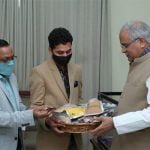 मुख्यमंत्री ने धान और दाल की देसी किस्मों की मार्केटिंग के लिए स्टार्टअप शुरु करने वाले युवा तरुण की सराहना की
