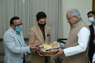 मुख्यमंत्री ने धान और दाल की देसी किस्मों की मार्केटिंग के लिए स्टार्टअप शुरु करने वाले युवा तरुण की सराहना की