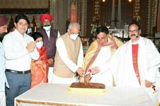 मुख्यमंत्री ने प्रदेशवासियों को दी 'क्रिसमस' की शुभकामनाएं: केक काटकर किया क्रिसमस सेलिब्रेट, की सुख- सृमद्धि की कामना