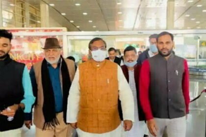 अपनी ही सरकार के खिलाफ आंदोलन की सलाह क्यों दे रहे हैं मोदी के मंत्री