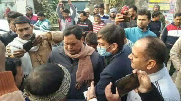 पूर्व सीएम के करीबियों के घर-दफ्तर पर आयकर का छापा, हंगामे की बीच फोर्स तैनात