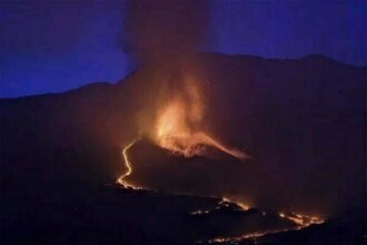 ज्वालामुखी फटा, अब तक 13 की मौत, राहत कार्य में जान की बाजी लगा रहे बचावकर्मी