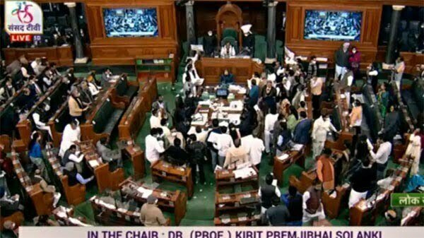 लोकसभा ने दी चुनाव संशोधन बिल को मंजूरी, वोटर आईडी कार्ड को आधार से जोड़ने का है प्रस्ताव