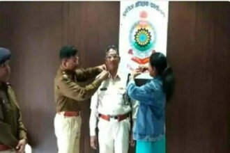 बेटी ने पिता को स्टार लगाकर बनाया एएसआई, 21 पुलिसकर्मियों को मिला है प्रमोशन