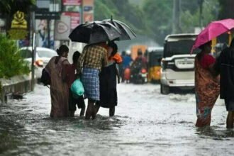 बारिश फिर से बनी मुसीबत, यहां चार जिलों में रेड अलर्ट, तीन की मौत