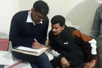 रिश्वत लेने सरपंच के घर पहुंचा सहायक सचिव, जेब में पैसे रखते ही लोकायुक्त टीम ने किया अरेस्ट