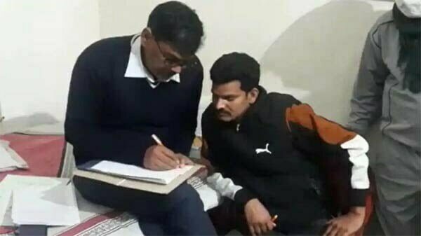 रिश्वत लेने सरपंच के घर पहुंचा सहायक सचिव, जेब में पैसे रखते ही लोकायुक्त टीम ने किया अरेस्ट