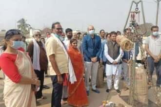 धान खरीदी का औचक निरीक्षण करने कुथरेल पहुंचे कलेक्टर सर्वेश्वर भूरे