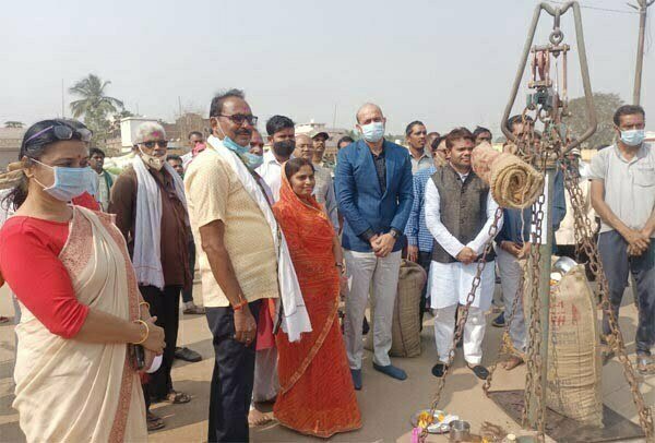 धान खरीदी का औचक निरीक्षण करने कुथरेल पहुंचे कलेक्टर सर्वेश्वर भूरे