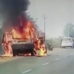 चलती स्कार्पियो में लगी आग, कार सवारों ने कूद कर जान बचाई, देखे वीडियो