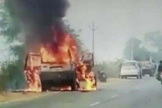 चलती स्कार्पियो में लगी आग, कार सवारों ने कूद कर जान बचाई, देखे वीडियो