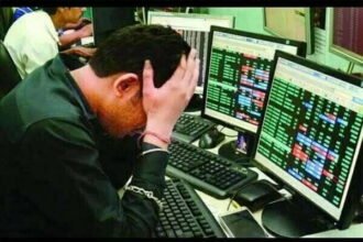 शेयर बाजार में फिर आई सुनामी, सेंसेक्स 1000 अंक फिसला, निफ्टी साल के निचले स्तर पर