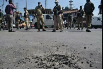 पुलवामा में हमला: आतंकियों ने पुलिस चौकी को निशाना बनाकर फेंका ग्रेनेड, दो जवान घायल, हमलावरों की तलाश जारी