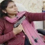 सरकारी दफ्तर में पिस्टल दिखाती नजर आईं टीएमसी नेता, फोटो वायरल के बाद बवाल