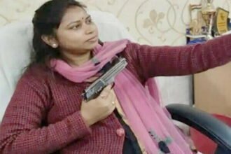 सरकारी दफ्तर में पिस्टल दिखाती नजर आईं टीएमसी नेता, फोटो वायरल के बाद बवाल