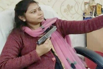 सरकारी दफ्तर में पिस्टल दिखाती नजर आईं टीएमसी नेता, फोटो वायरल के बाद बवाल