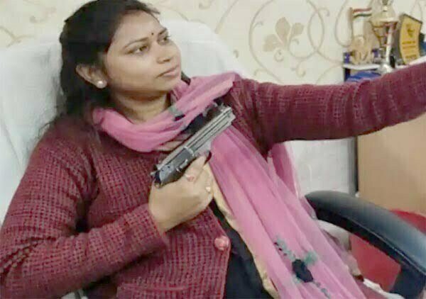 सरकारी दफ्तर में पिस्टल दिखाती नजर आईं टीएमसी नेता, फोटो वायरल के बाद बवाल