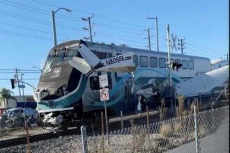 रेल पटरी पर क्रैश हुए विमान से नहीं निकल पाया पायलट और सामने आ गई ट्रेन, जाने फिर क्या हुआ-देखे वीडियो