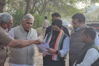 नगरीय प्रशासन मंत्री डहरिया ने रोका काफिला, विधायक वोरा से सड़क पर विकास कार्यो को लेकर की चर्चा