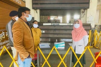 बाहर से आने वाले व्यक्तियों की कोविड जांच, निगम आयुक्त प्रकाश सर्वे ने रेलवे स्टेशन पहुंचकर लिया जायजा