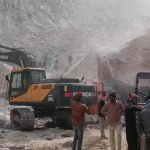 नववर्ष में हादसों का पहला दिन: पहाड़ गिरते ही मची चीख पुकार, मलबे में दबे मजदूरों को बचाने दौड़े साथी