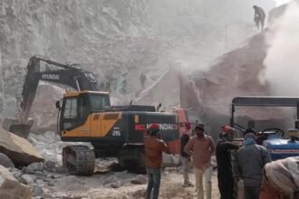 नववर्ष में हादसों का पहला दिन: पहाड़ गिरते ही मची चीख पुकार, मलबे में दबे मजदूरों को बचाने दौड़े साथी