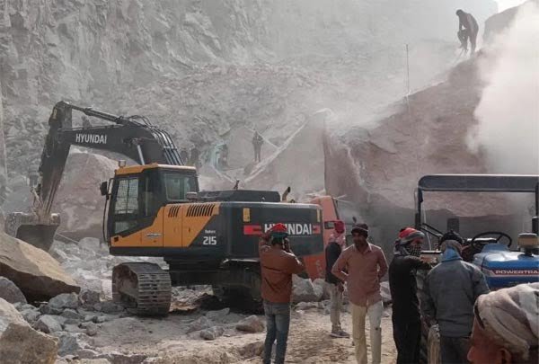 नववर्ष में हादसों का पहला दिन: पहाड़ गिरते ही मची चीख पुकार, मलबे में दबे मजदूरों को बचाने दौड़े साथी