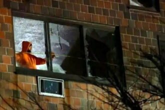 हादसा: हीटर से लगी आग में 19 की दर्दनाक मौत, इमारत की खिड़कियां तोड़ बचाई जान