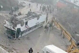 सड़क हादसा: बिलासपुर में दो टूरिस्ट बस पलटीं, एक की मौत, 14 से ज्यादा घायल