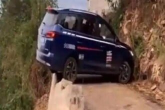 जान हथेली पर रखकर कार को यू-टर्न लिया, लोगों ने कहा- बहुत हैवी ड्राइवर, देखे वीडियो