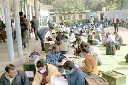त्रि-स्तरीय पंचायत चुनाव: कल वोटिंग, मतदान केंद्रों के लिए दल रवाना