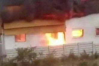 केमिकल फैक्ट्री में भीषण आग लगी, दमकल की चार गाड़ियाँ मौके पर तैनात