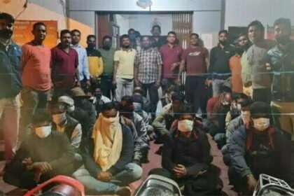 जुआरियों की महफिल पर पुलिस का दबिश, 26 बाइक, एक कार सहित 2.55 लाख जब्त