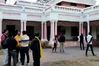 संपत्ति विवाद : खैरागढ़ का कमल विलास पैलेस सील, राजपरिवार के सदस्यों और नौकरों को प्रशासन ने बाहर निकाला