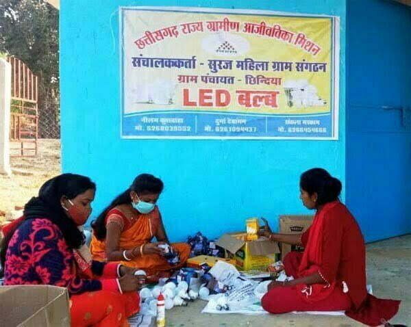 महिलाओं की बढ़ रही आमदनी, बल्ब बनाकर घरों तक पहुंचाने लगी रोशनी